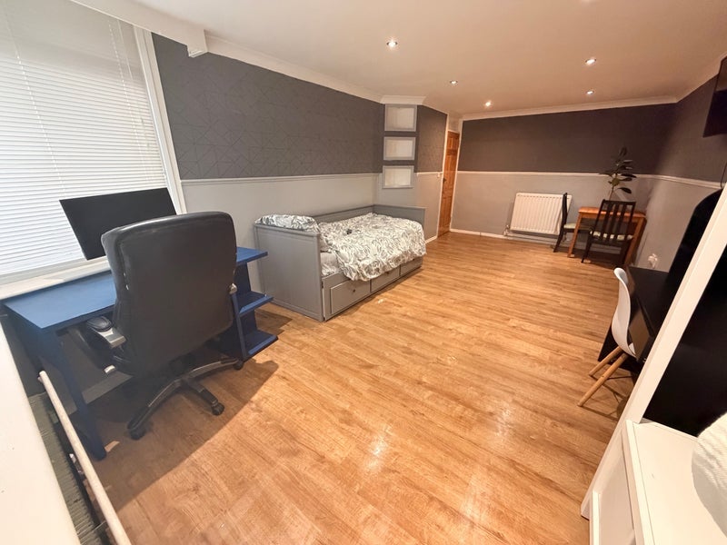 Room West Thorp in Newcastle upon Tyne