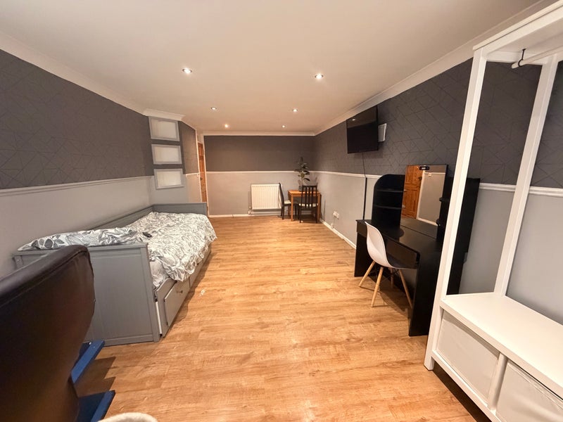Room West Thorp in Newcastle upon Tyne