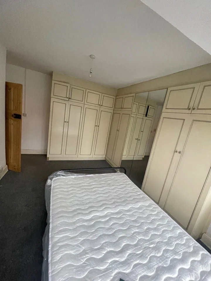 Room Selwyn Road in Greater London