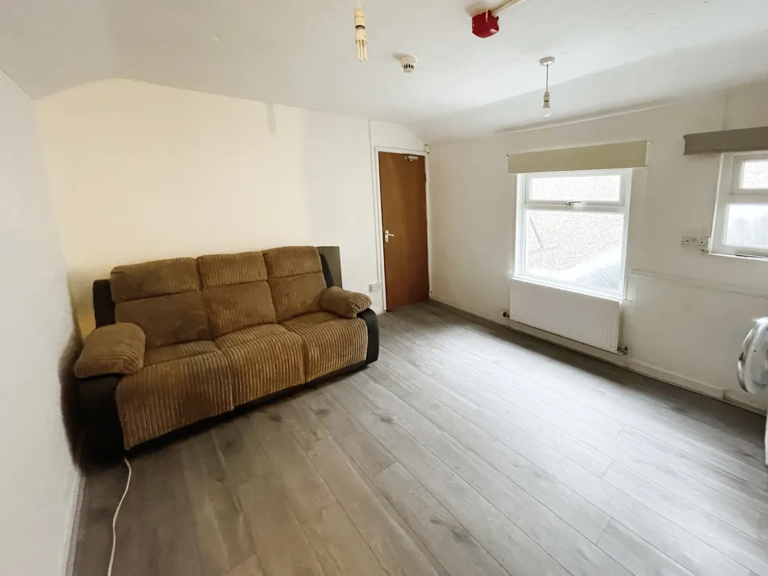 Flat Clytha Park Road in Newport