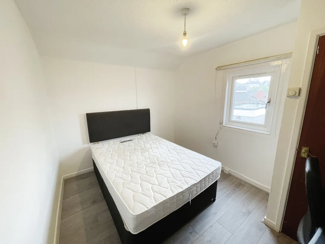 Flat Clytha Park Road in Newport