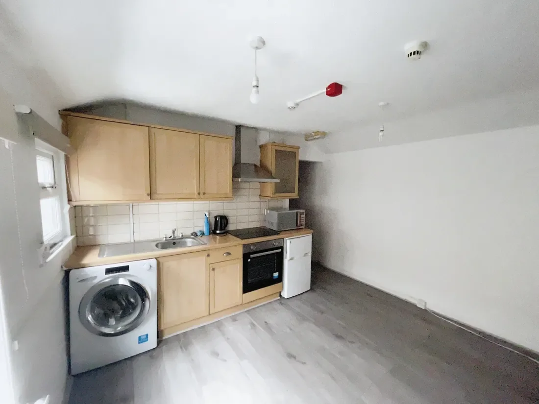 Flat Clytha Park Road in Newport