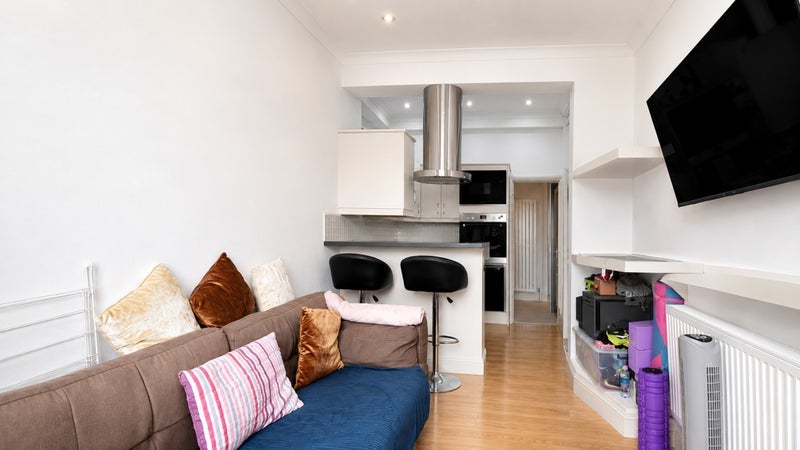 Flat Lordship Road in Greater London