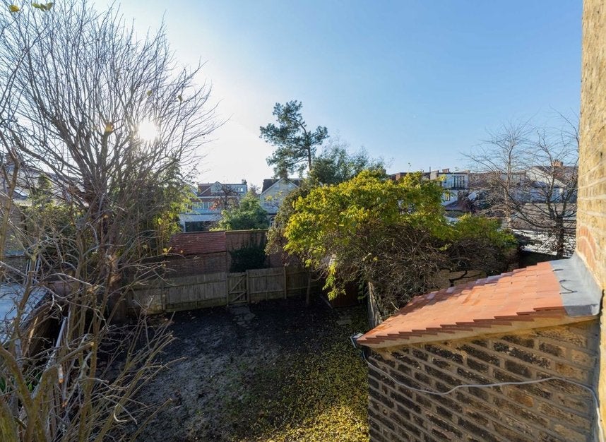 Flat Fielding Road in Greater London