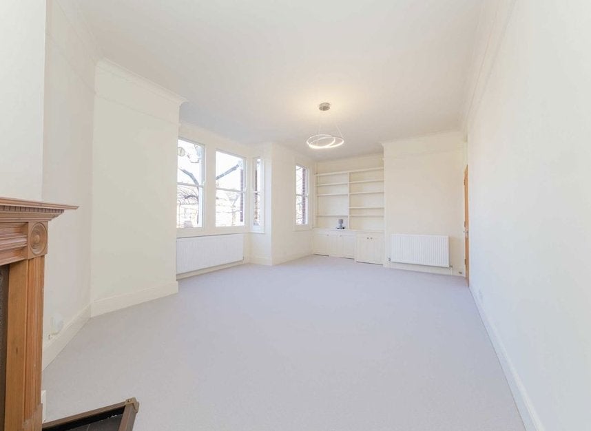 Flat Fielding Road in Greater London
