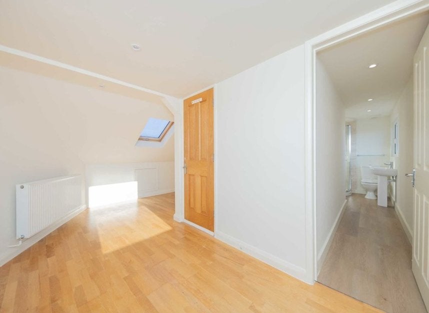 Flat Fielding Road in Greater London