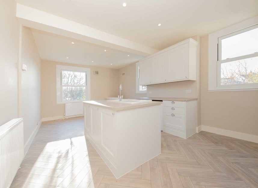 Flat Fielding Road in Greater London