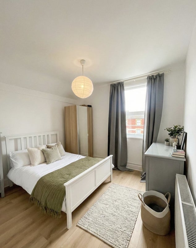 Room Cathedral Road in Cardiff