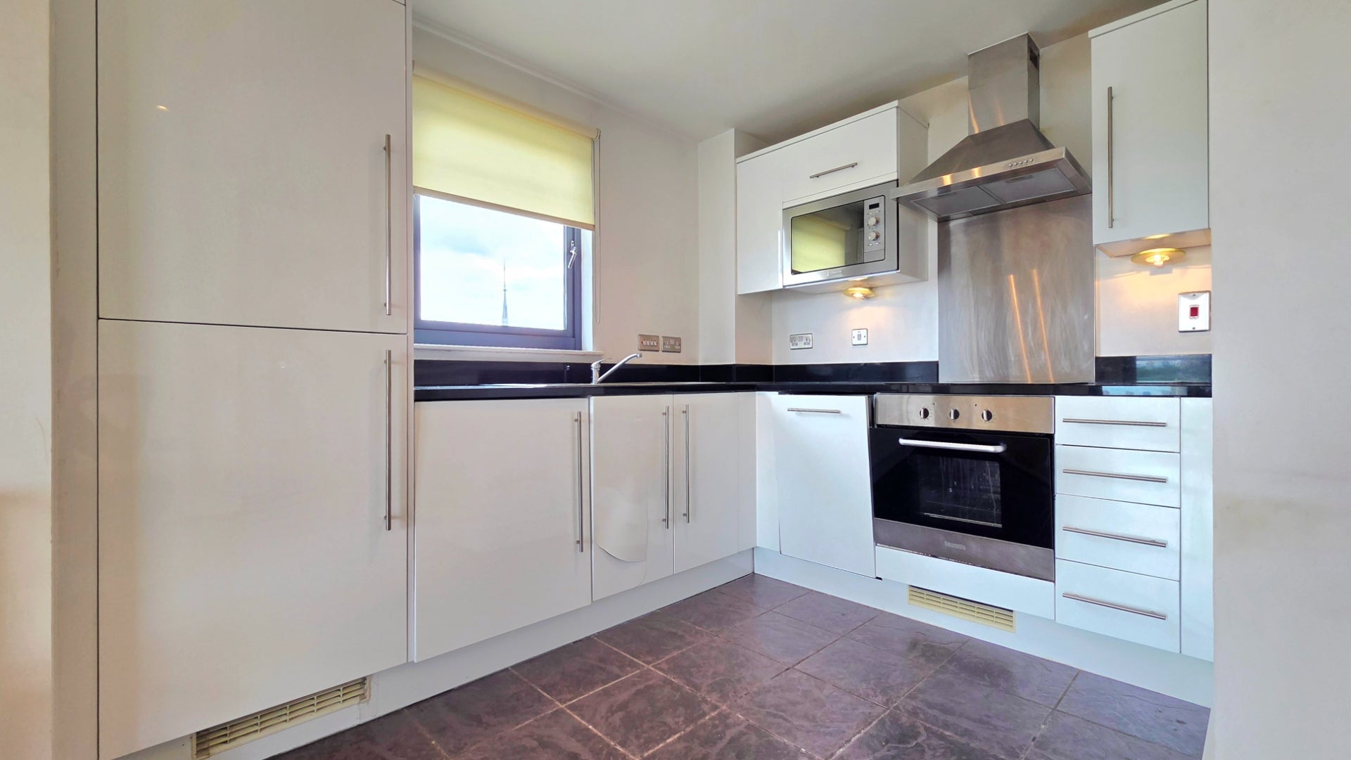 Flat Turner Street in Greater London