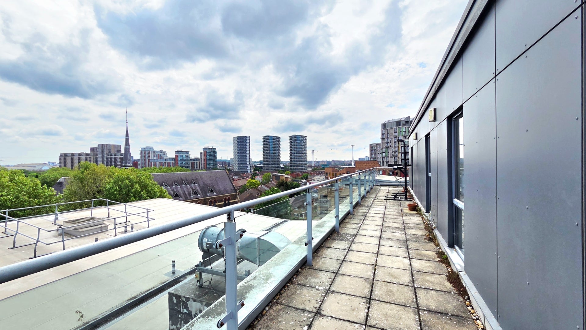 Flat Turner Street in Greater London