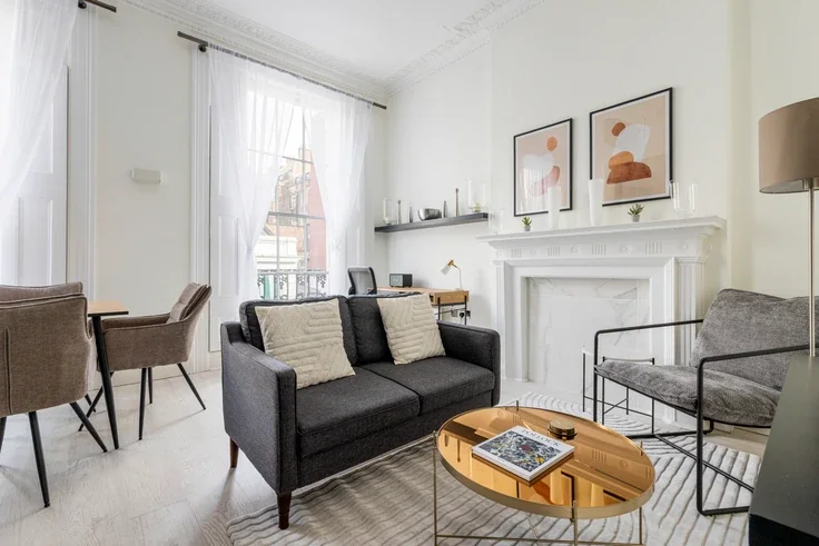 Flat Spring Street in City of Westminster
