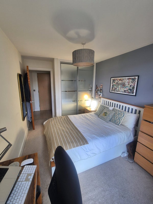 Room Garratt Lane in Greater London