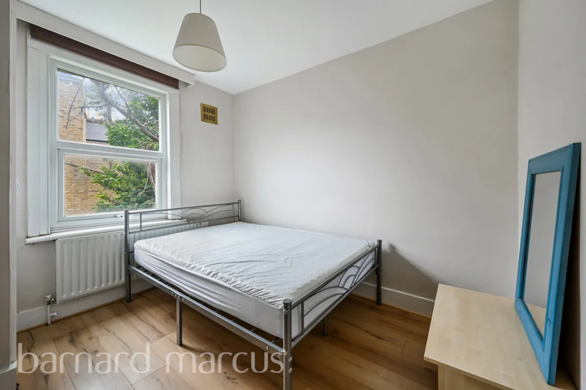 Flat Lavender Hill in Greater London