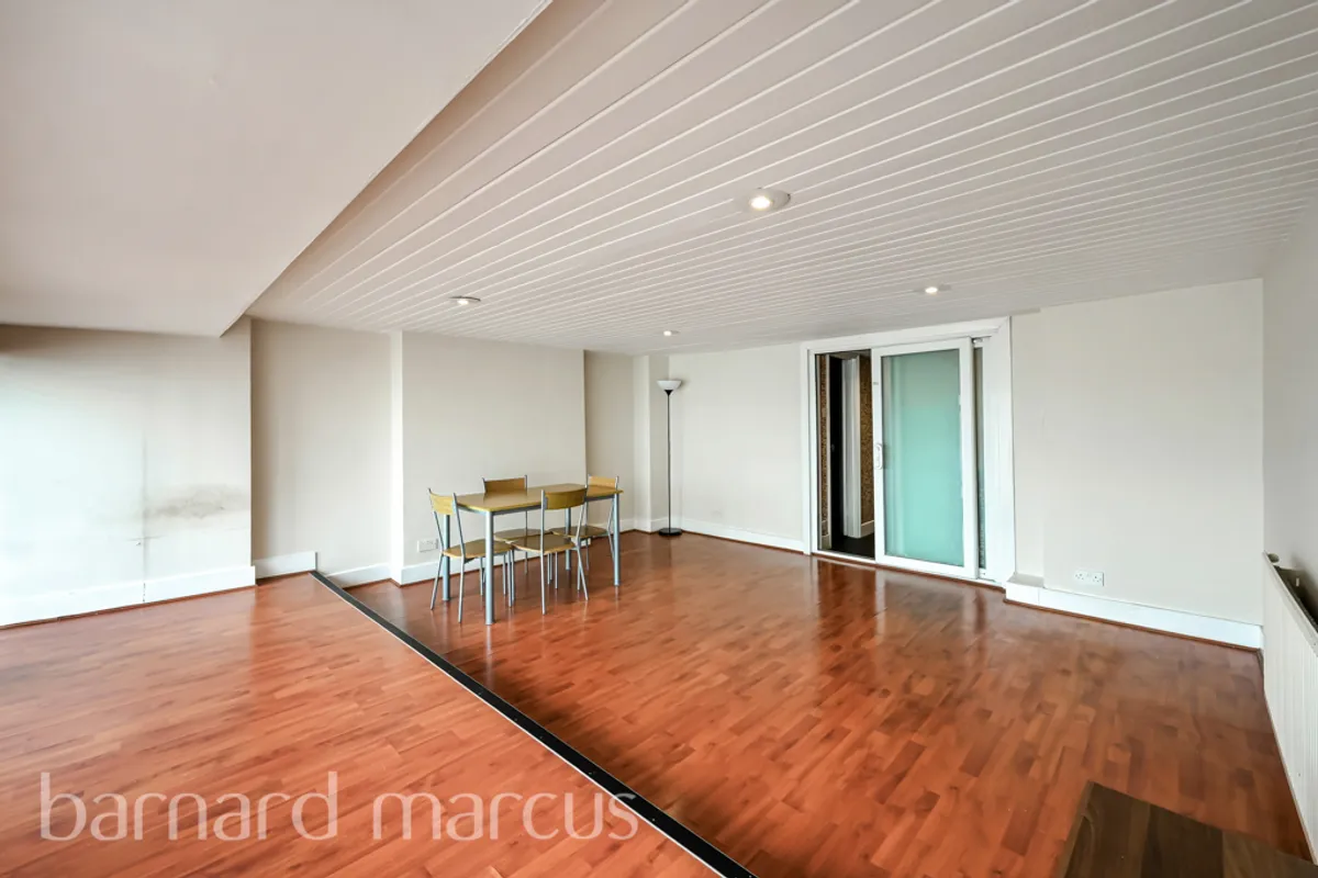 Flat Lavender Hill in Greater London