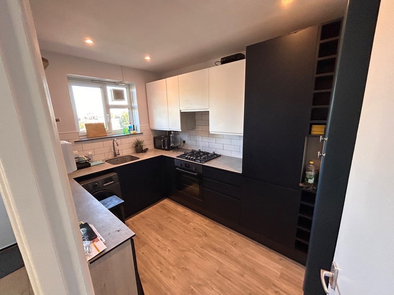 Room Horne Way in Greater London