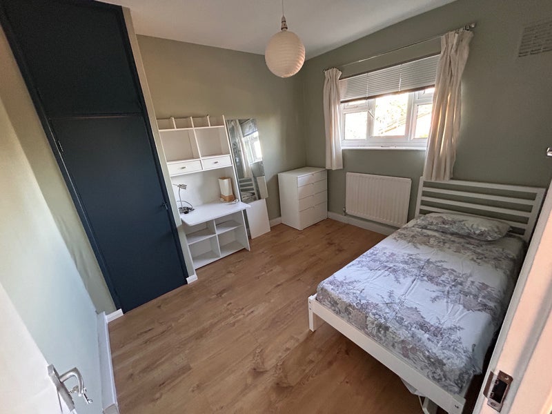 Room Horne Way in Greater London