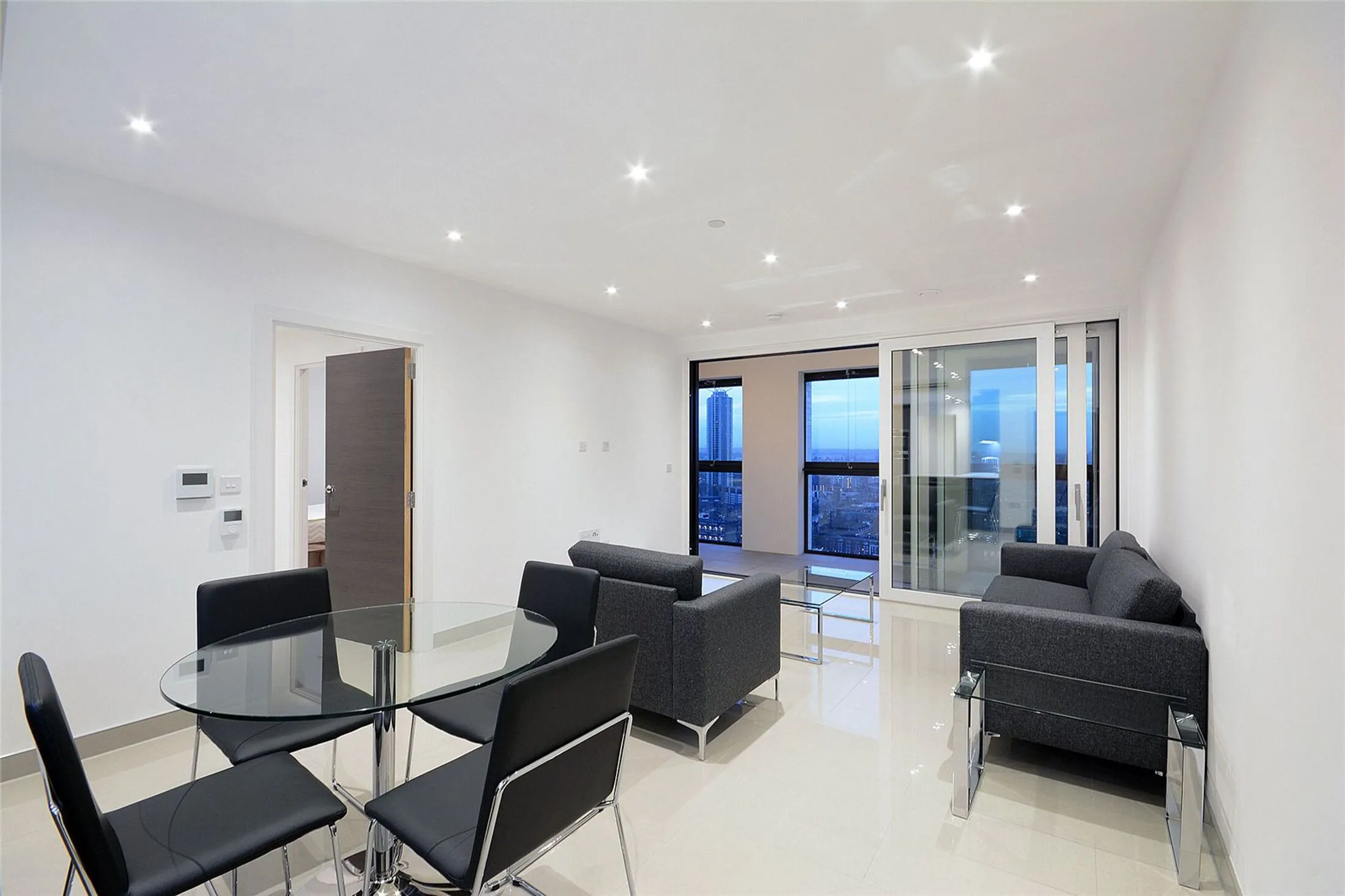 Flat Milcote Street in Greater London