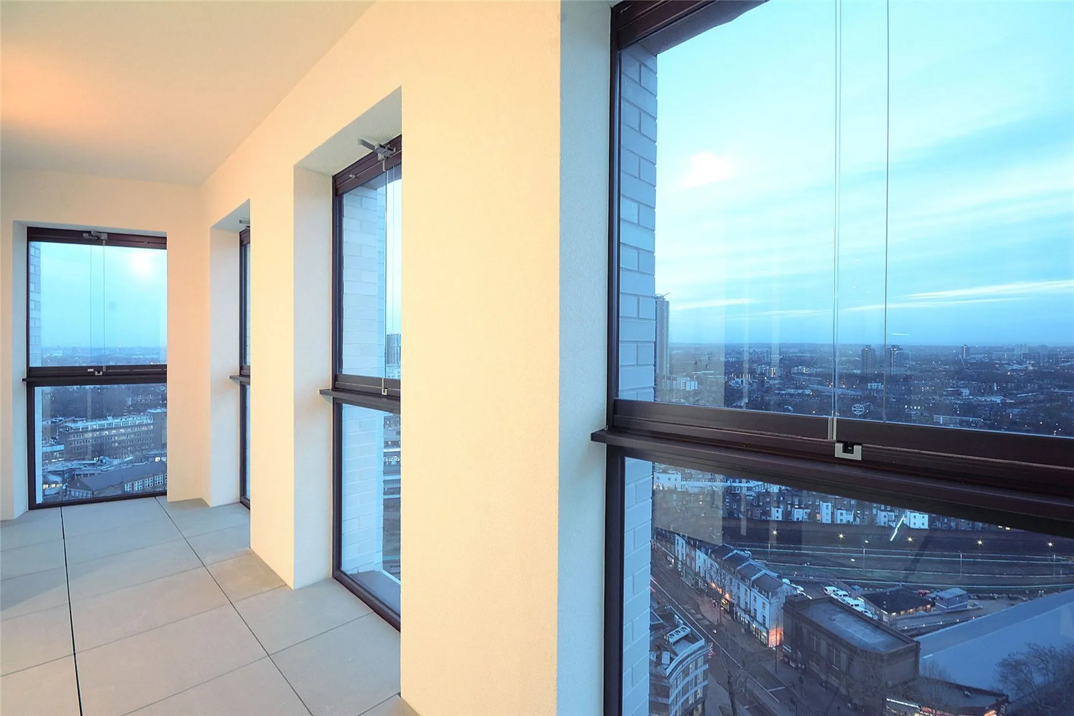 Flat Milcote Street in Greater London