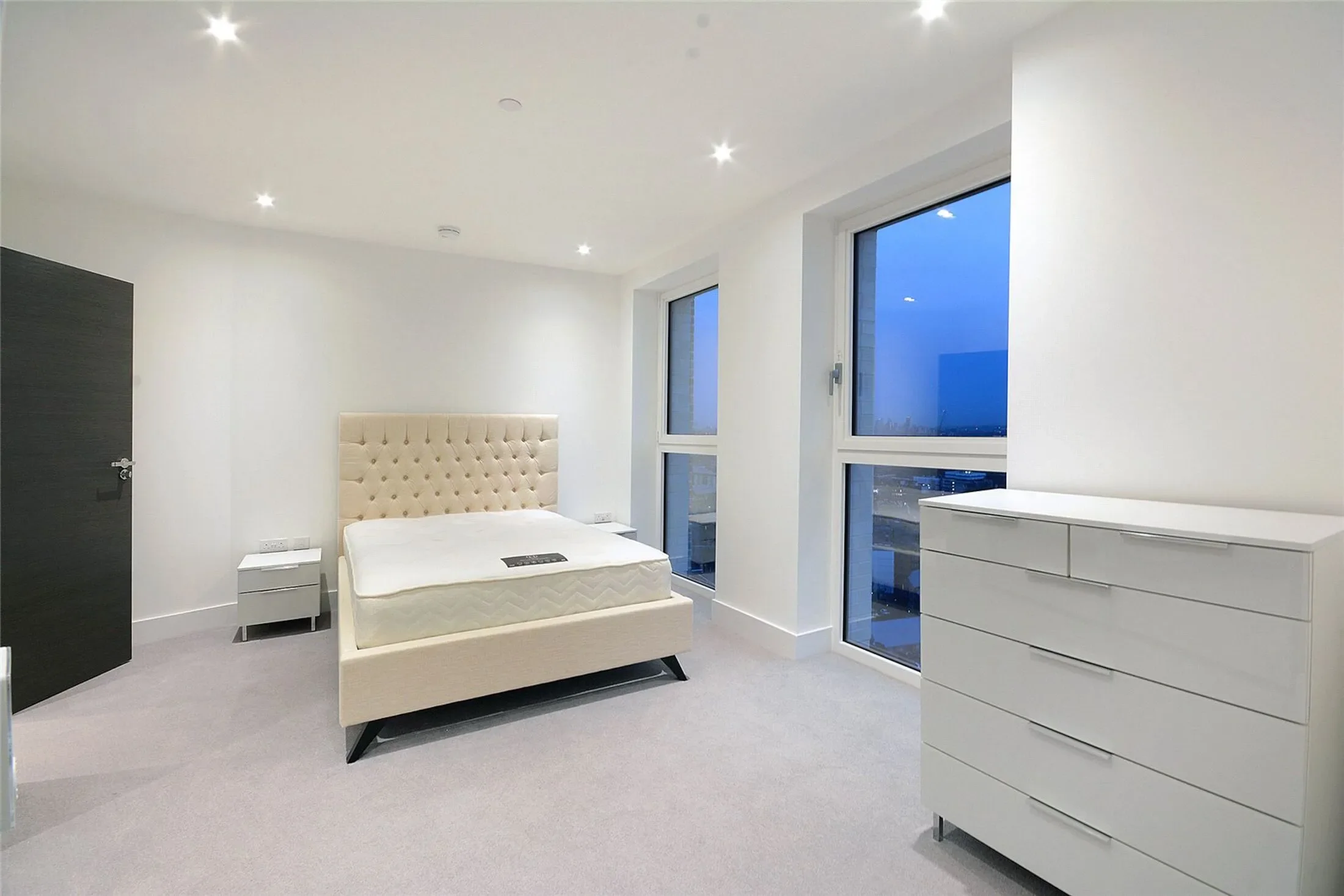 Flat Milcote Street in Greater London