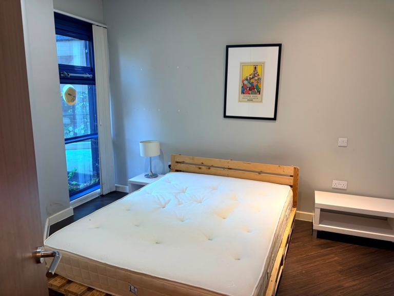 Flat Bath Road in Greater London