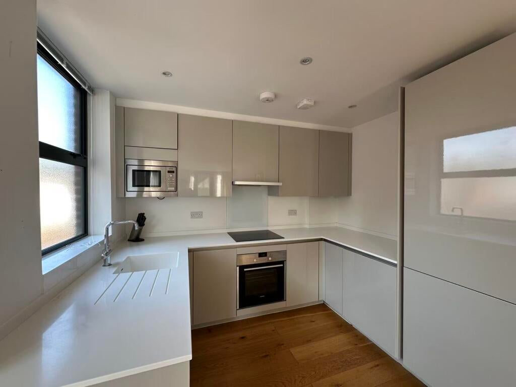 Flat Wakefield Road in Greater London