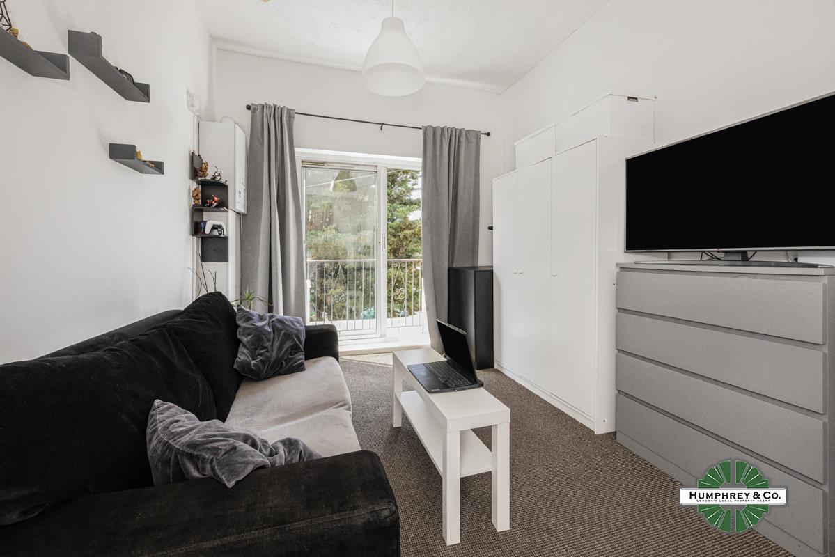 Flat Bulwer Road in Greater London