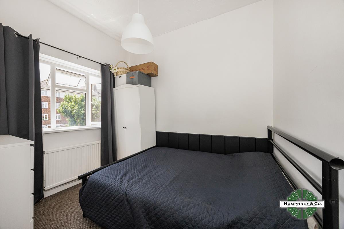 Flat Bulwer Road in Greater London