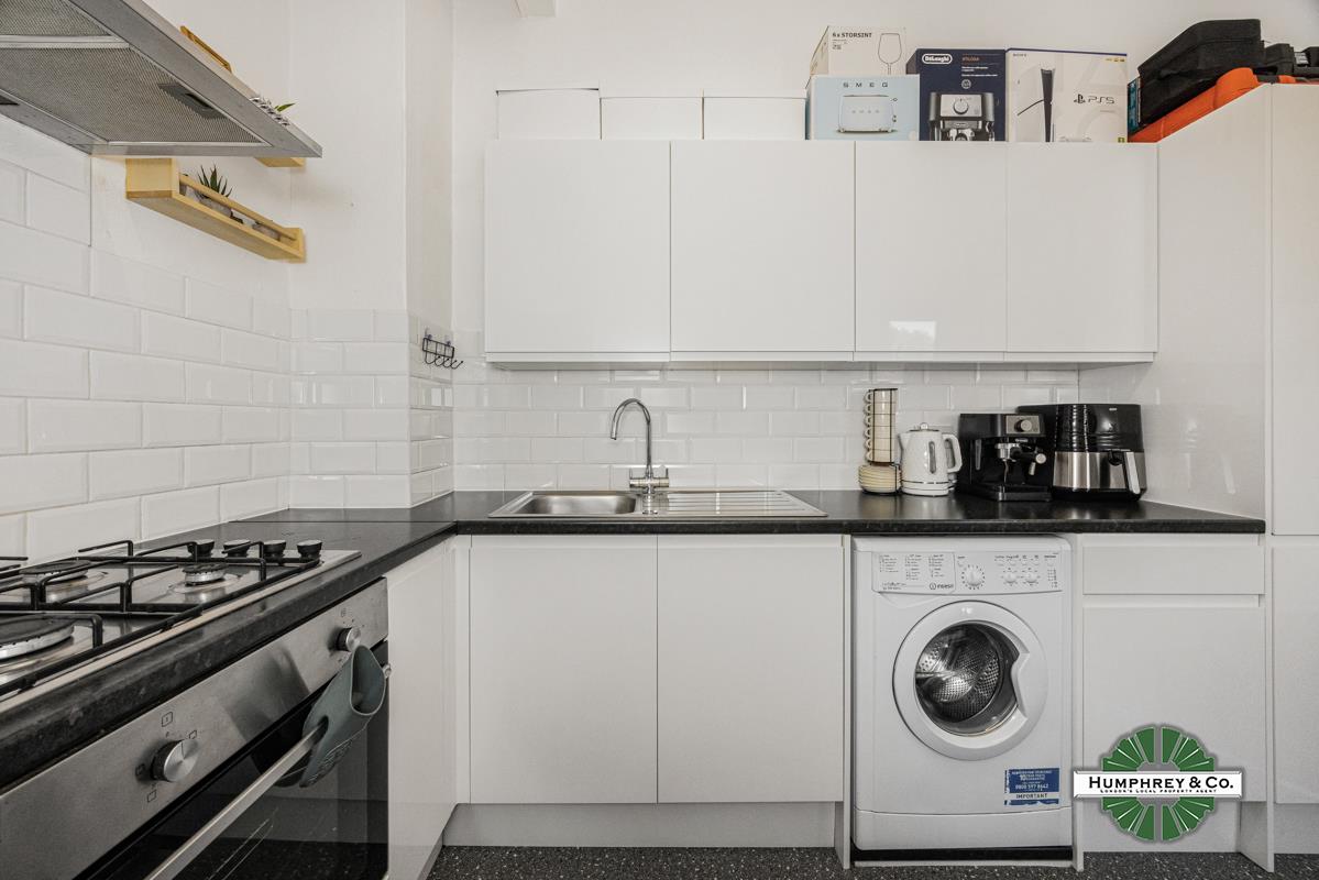 Flat Bulwer Road in Greater London