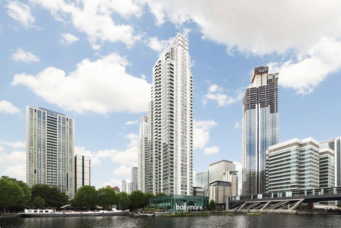 Flat Pan Peninsula Square in Greater London