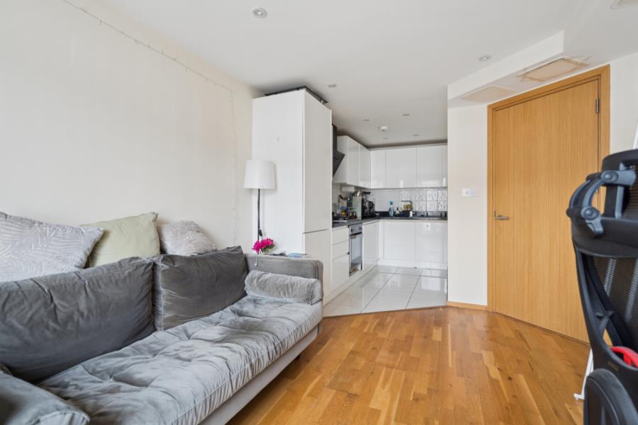 Flat Pinner Road in Greater London