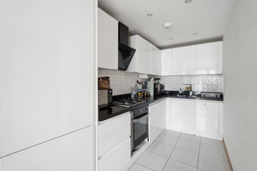 Flat Pinner Road in Greater London