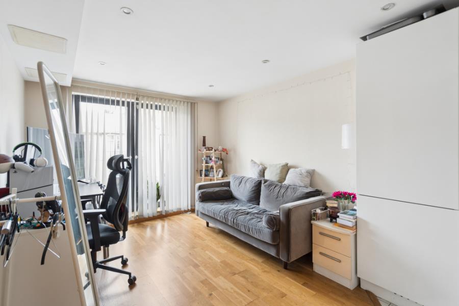 Flat Pinner Road in Greater London