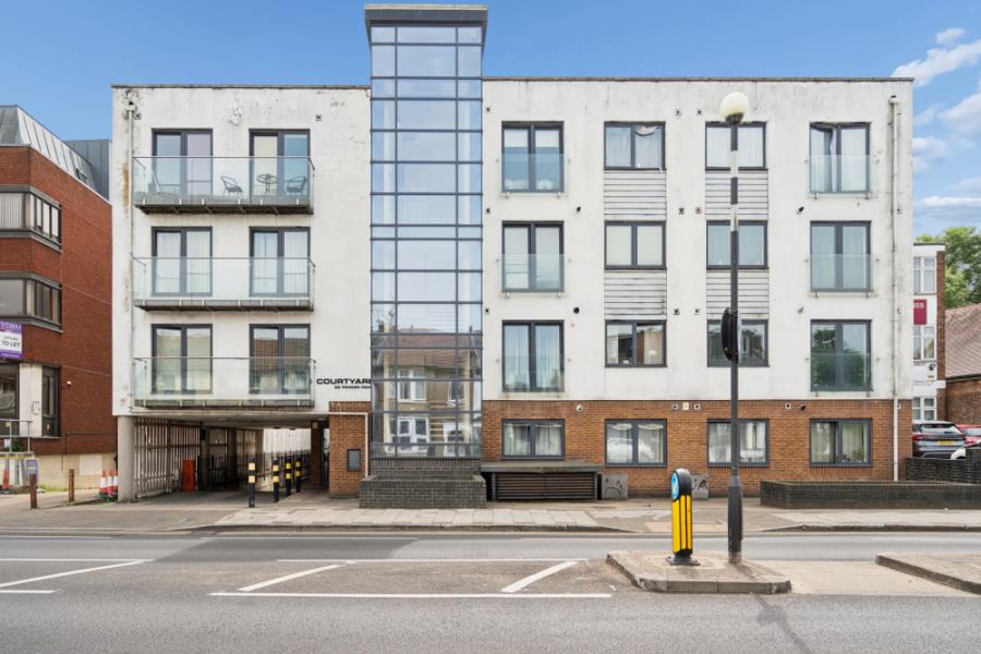Flat Pinner Road in Greater London