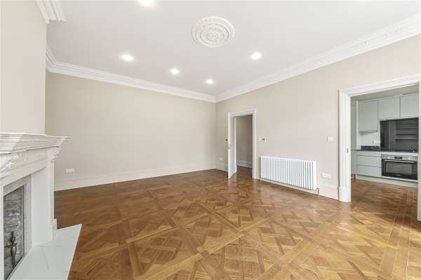 Flat Kidderpore Gardens in Greater London