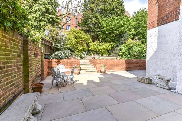 Flat Kidderpore Gardens in Greater London