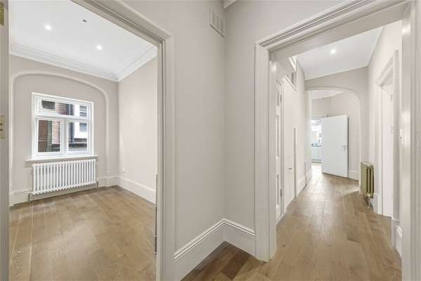 Flat Kidderpore Gardens in Greater London