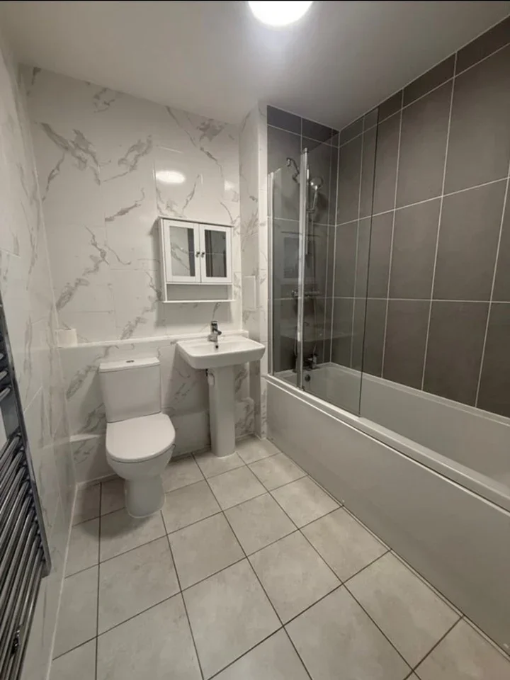 Room Claude Avanue in Greater London