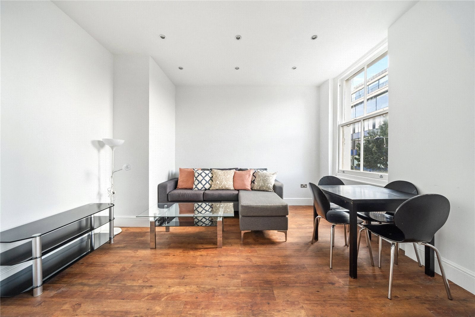 Flat Pembridge Road in Greater London