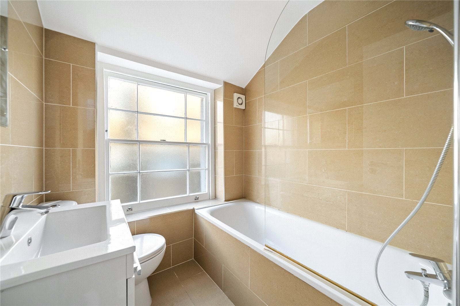 Flat Pembridge Road in Greater London