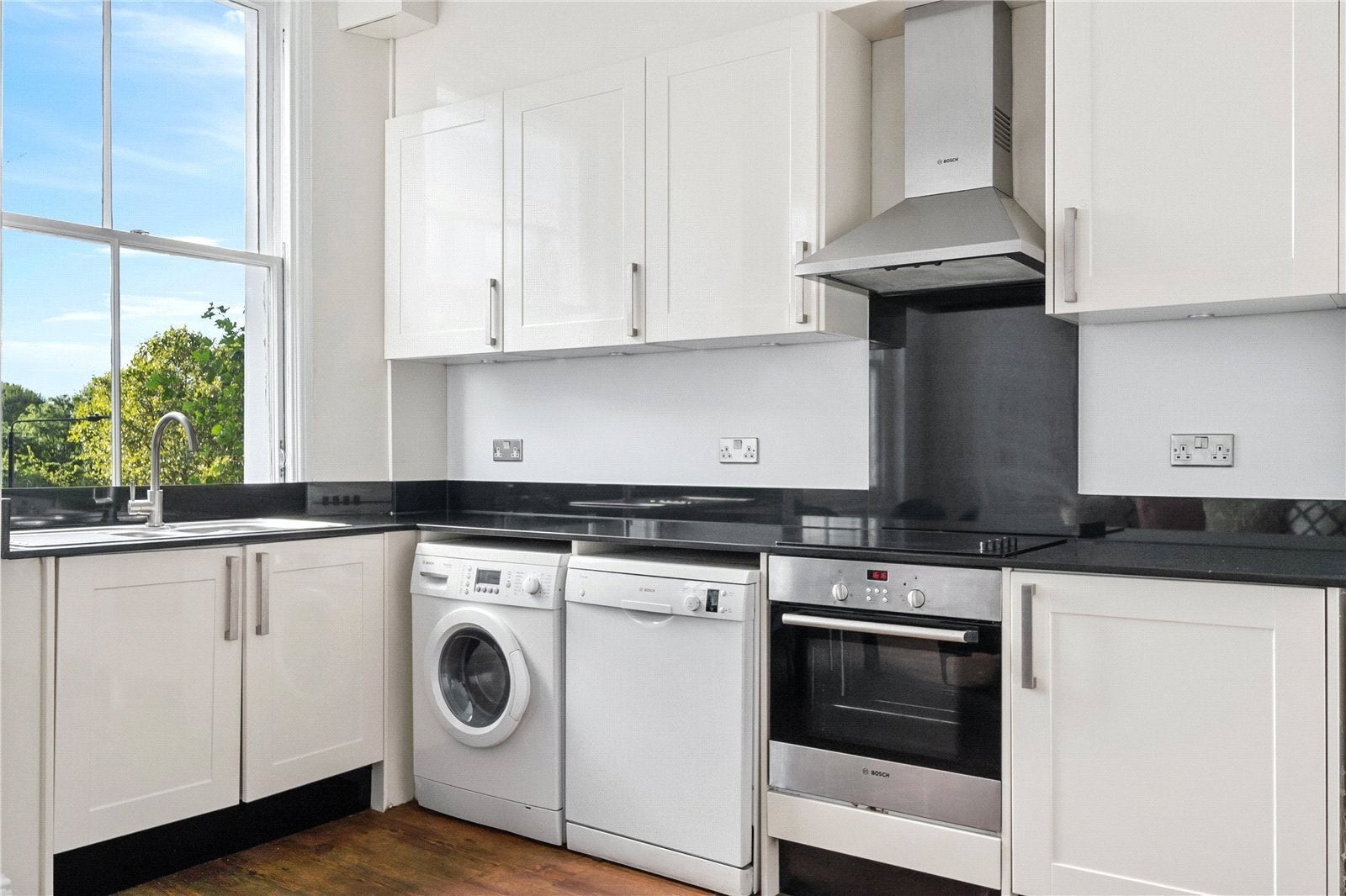 Flat Pembridge Road in Greater London