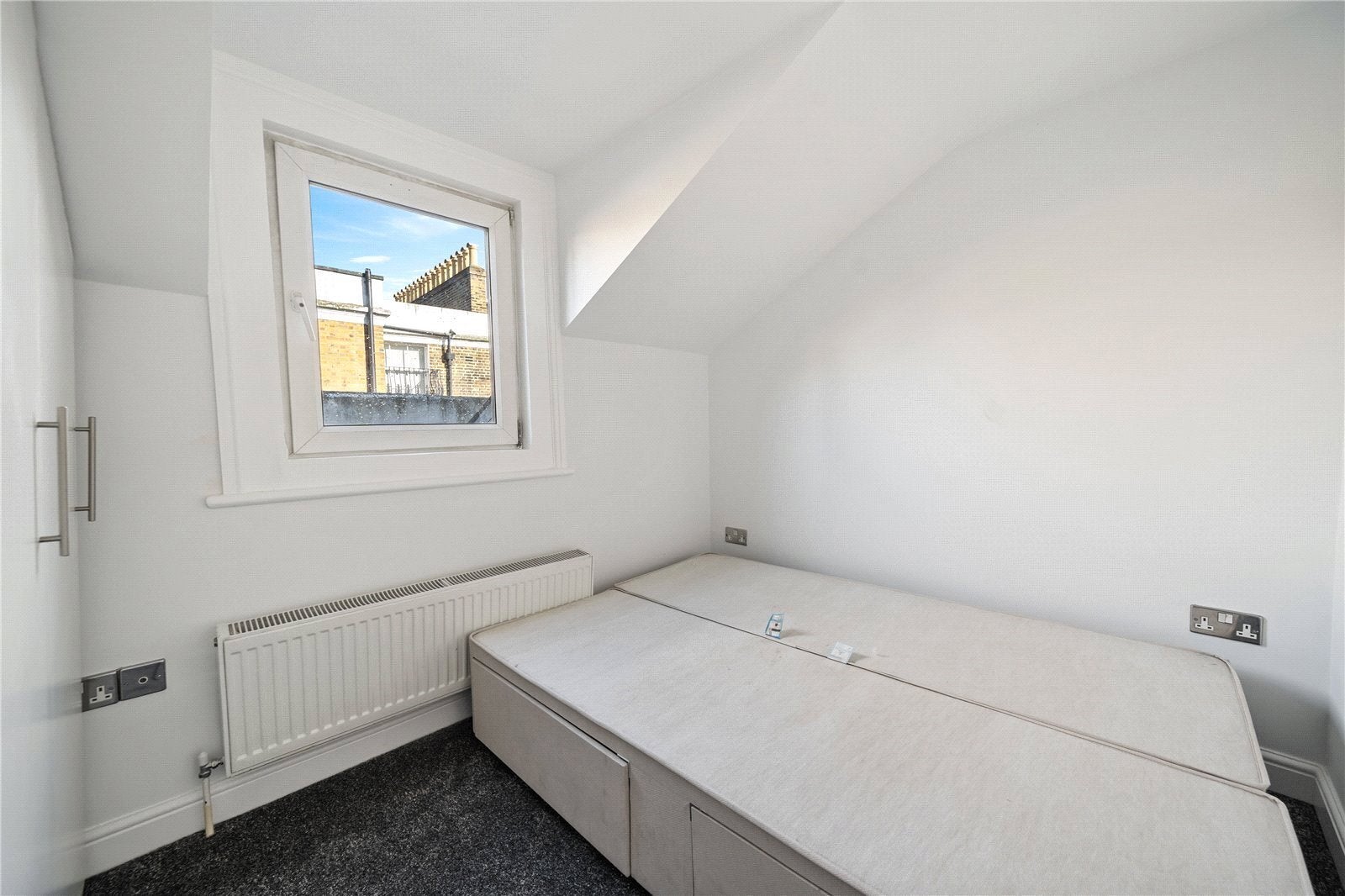 Flat Pembridge Road in Greater London
