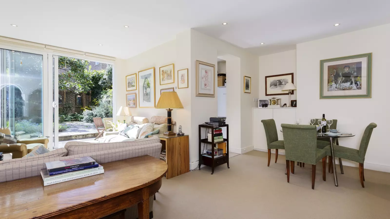 Flat Walham Grove in Greater London
