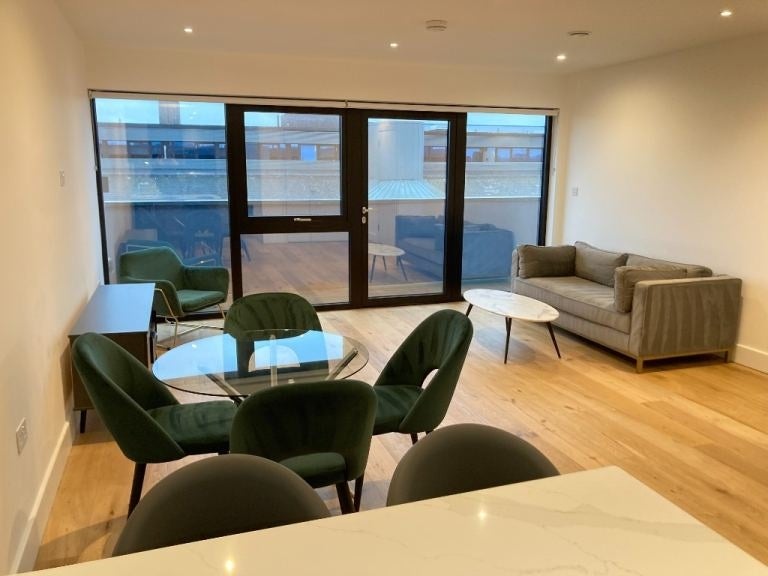 Flat Harlequin Avenue in Greater London