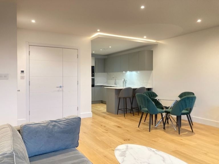 Flat Harlequin Avenue in Greater London