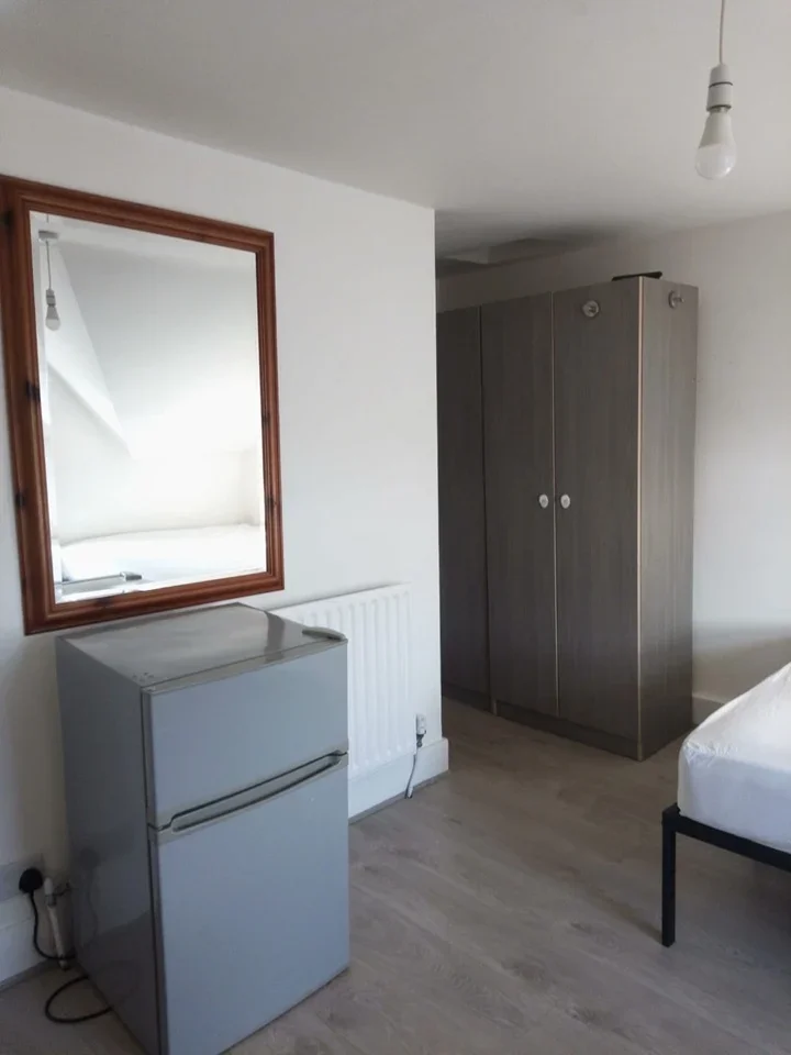 Room Farningham Road in Greater London