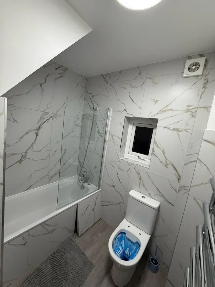 Room Farningham Road in Greater London