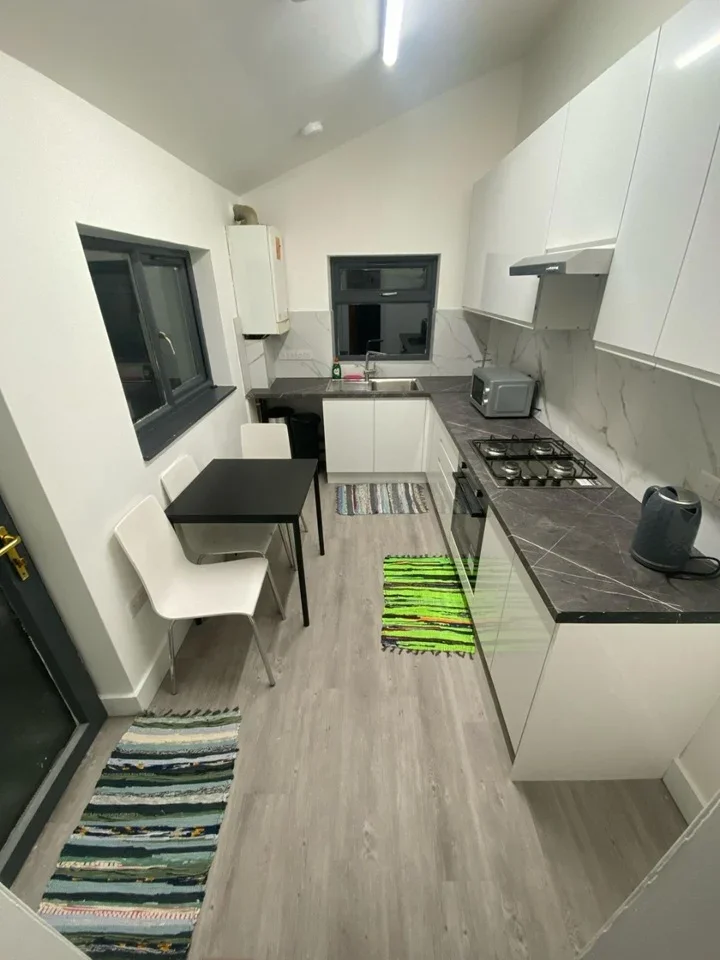 Room Farningham Road in Greater London