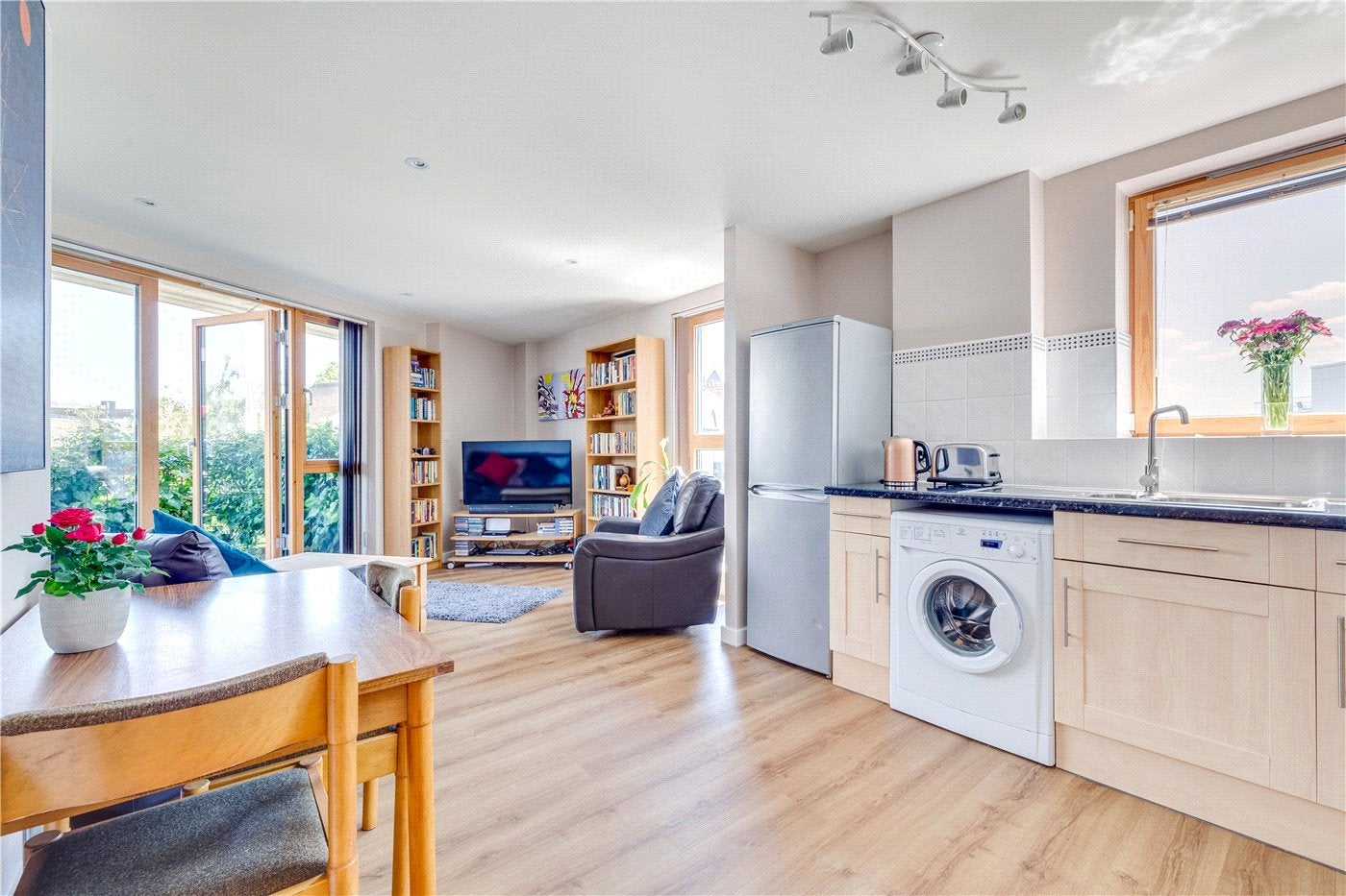 Flat Dairy Close in Greater London