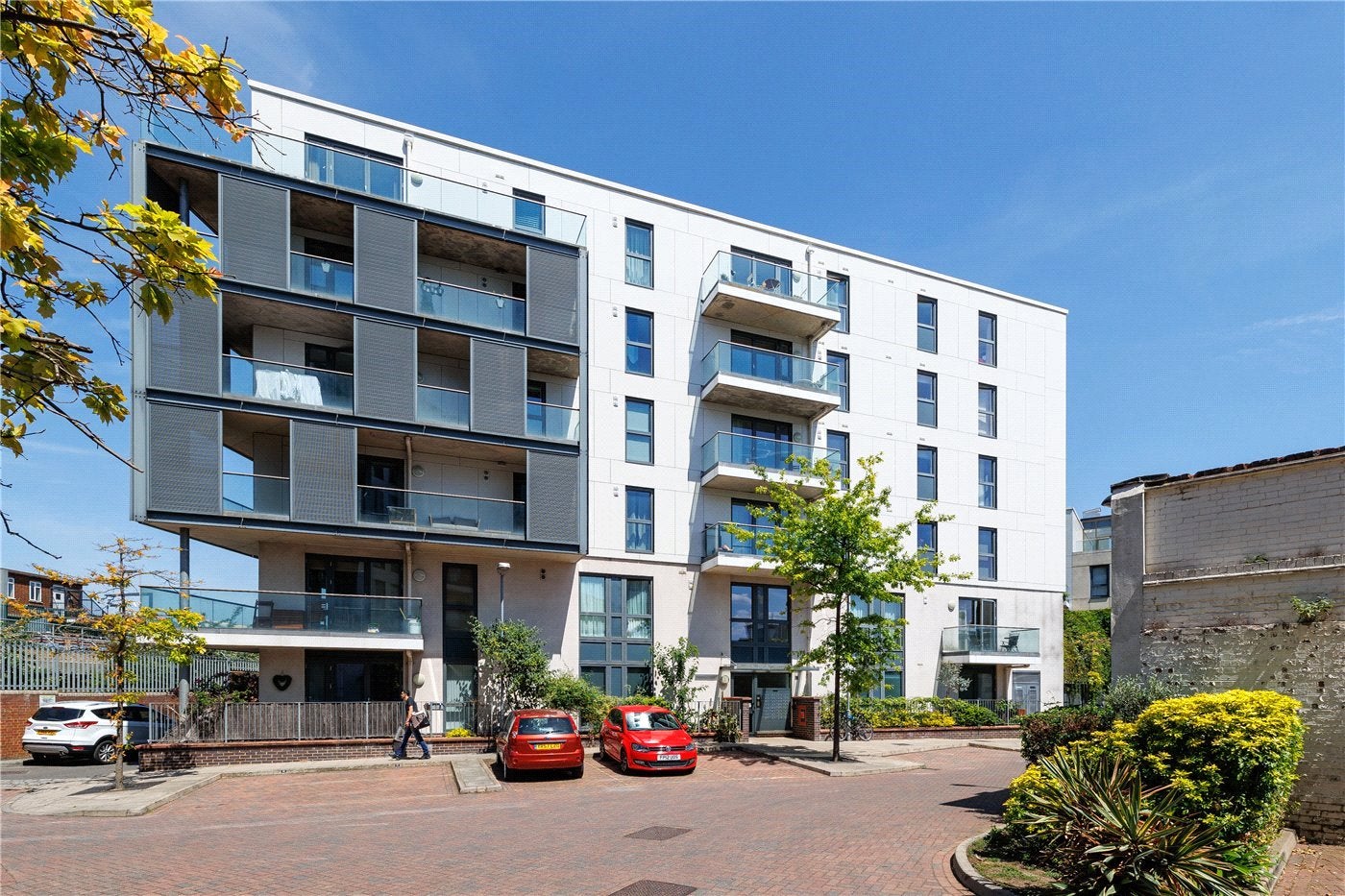 Flat Dairy Close in Greater London