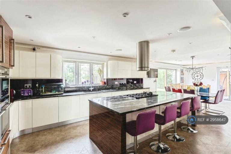 Room Broxhill Road in Greater London